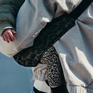 WILDRIDE PRINT bērnu pārnēsāšanas soma krāsa Grey leopard